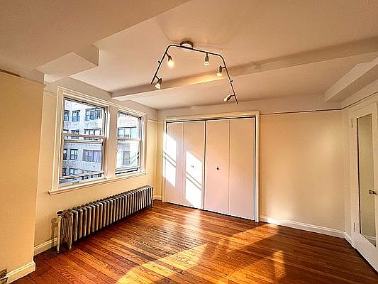 2nd image of 304 E 41st St #1007AB