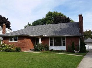 19986 W William Ct, Grosse Pointe Woods, MI 48236