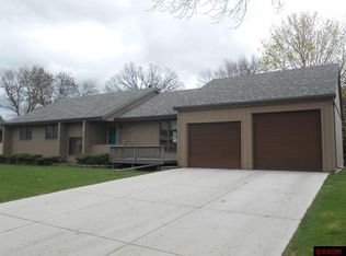 420 Oak Knoll Ct, Blue Earth, MN 56013