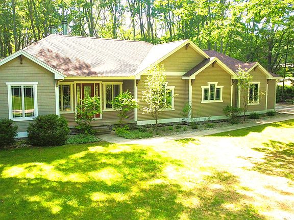 3rd image of 1561 N Wooded Lake Dr