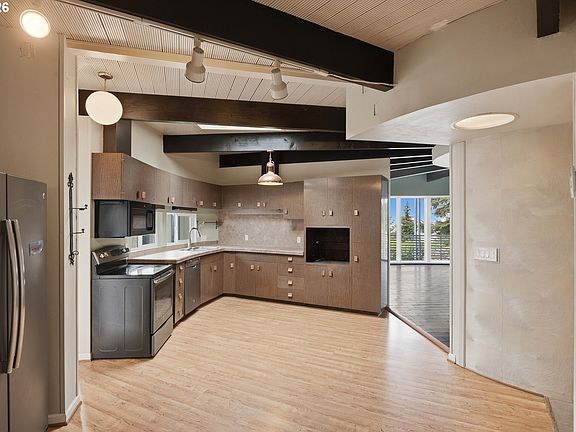 5th image of 1010 Hemlock Ave