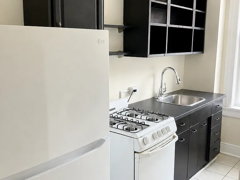 216 W Madison St #2R — Photo 4