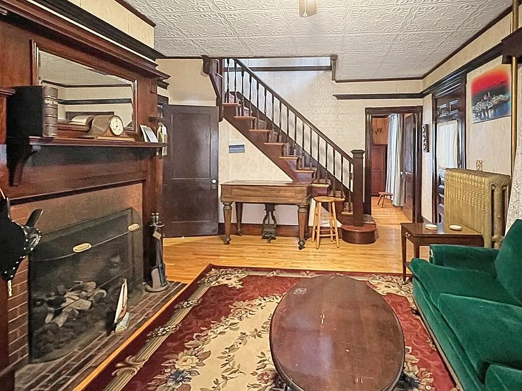 4 bed, 1.5 bath, 2136 sqft, $2,000 — Photo 4