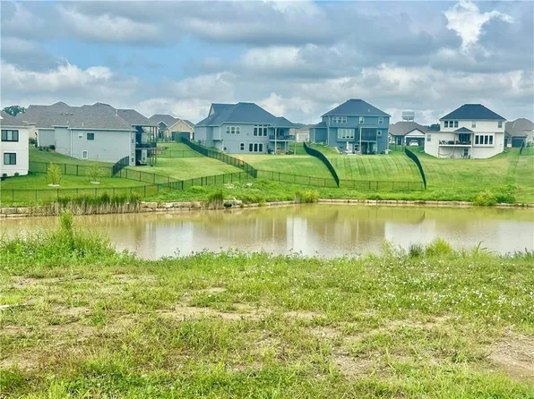 13910 NW 70th St, Parkville, MO 64152