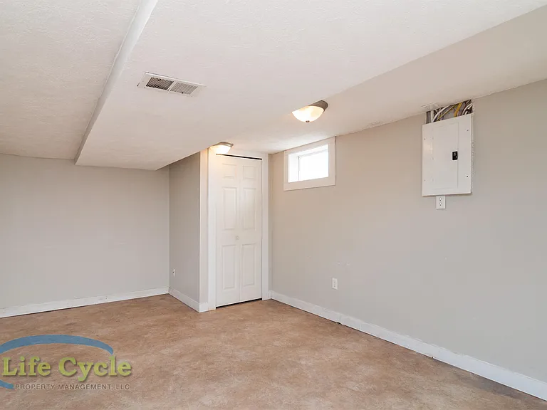 138 Travis St NE — Photo 9