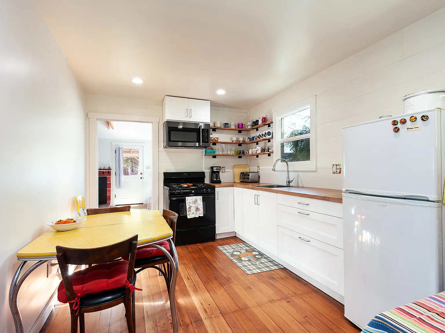 1 bed, 560 sqft, $2,700 — Photo 2