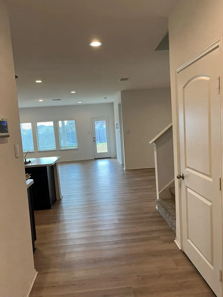 4 bed, 3.0 bath, 2692 sqft, $2,400 — Photo 4