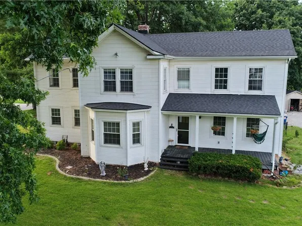 1900 NE 65th St, Gladstone, MO 64118