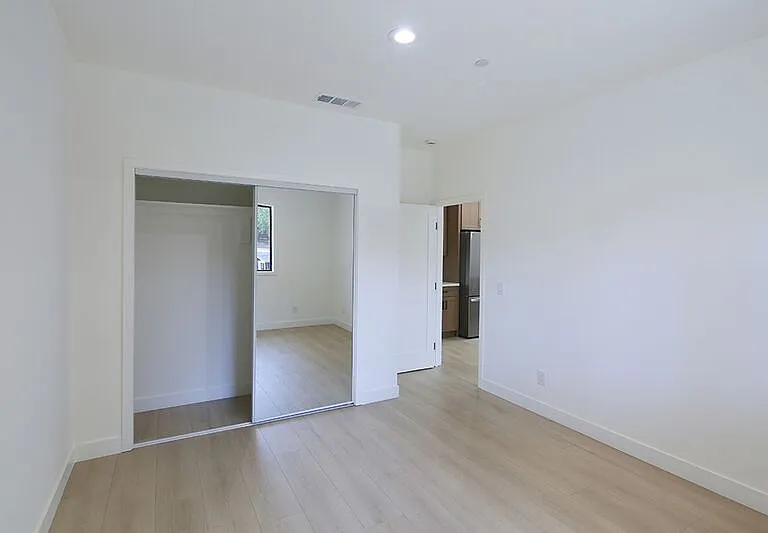 2121-2123 Glenada Ave #2121 — Photo 16