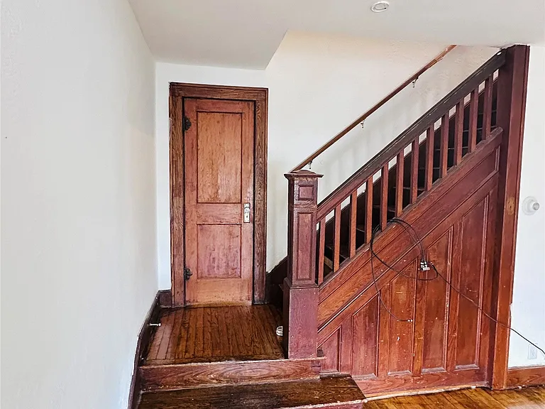 210 Squires Ave — Photo 9