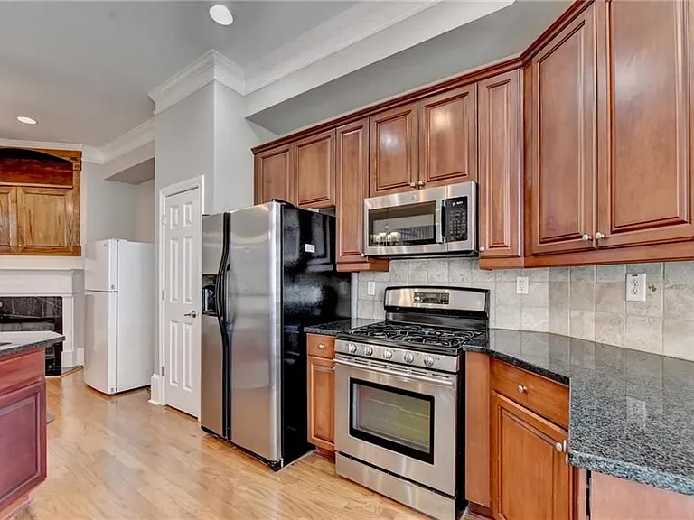 813 Clifton Heights Ln — Photo 15