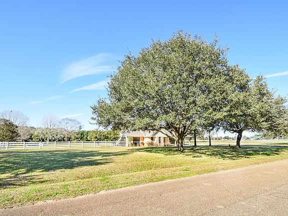 3rd image of 100 Beau Clos Ln