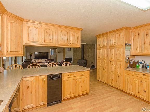 5th image of 136 Sunnyside Dr