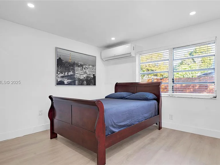 32 SW 9th St #2 — Photo 3