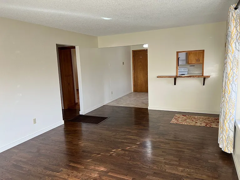1650 & 1652 NW Vale Ct — Photo 2