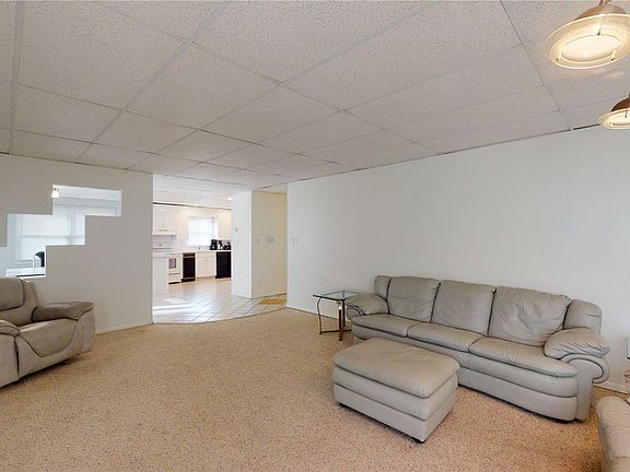3rd image of 781 Deer Park Ave