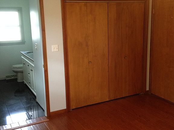 Master bed w/ full bath