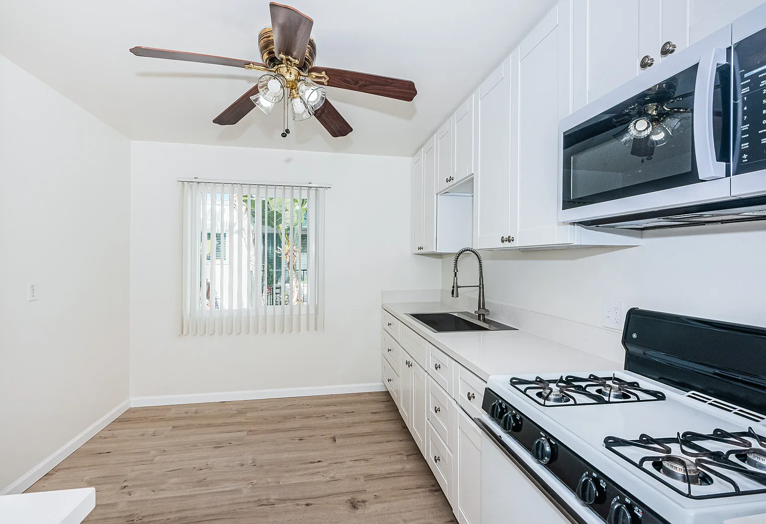 2 bed, 850 sqft, $2,475 — Photo 2