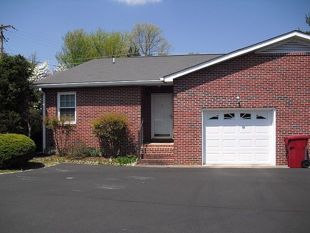 1st image of 12 W Tunbridge Ct
