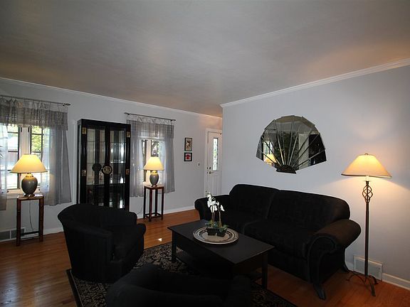2nd image of 608 N Oak Knolls Ave