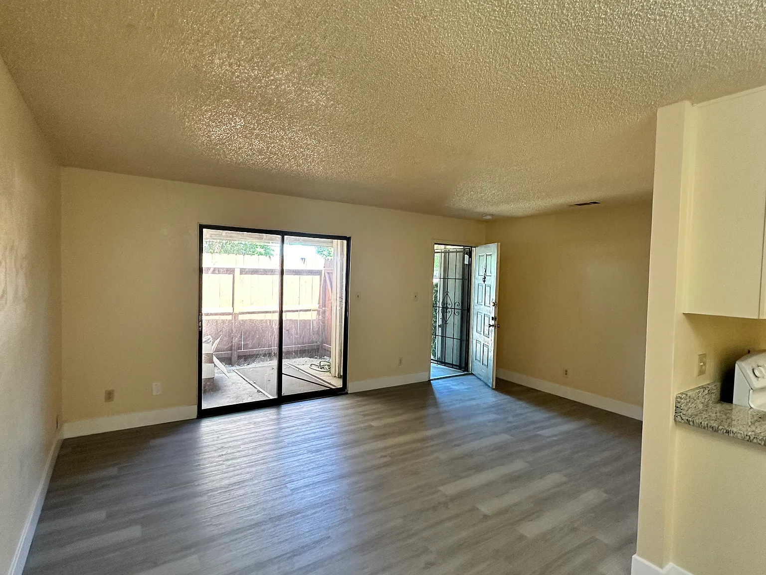 2 bed, 835 sqft, $1,350 — Photo 2