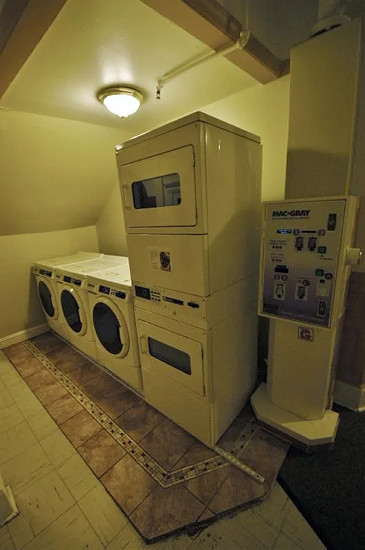 Studio, 999 sqft, $2,100 — Photo 3