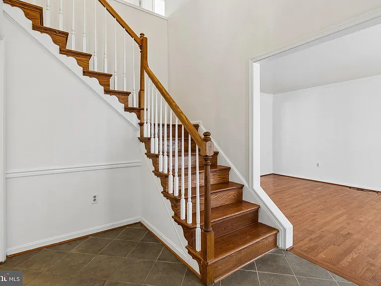 820 Chatsworth Dr — Photo 2