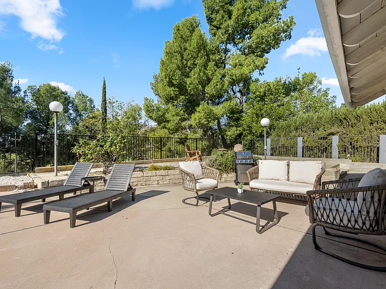 3258 Kirkham Dr — Photo 11