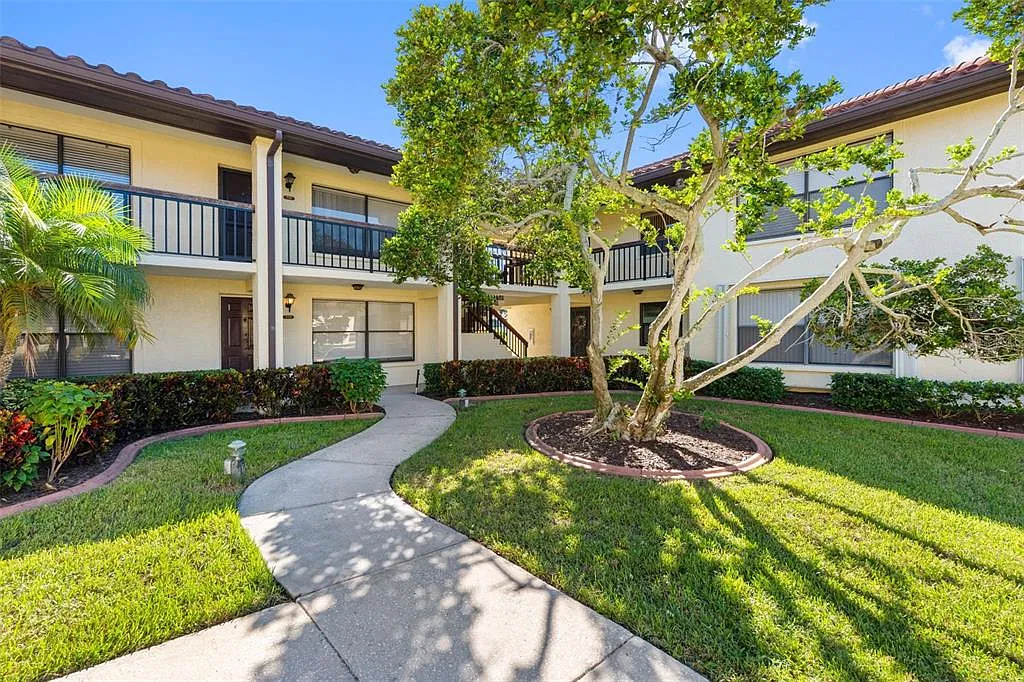 2 bed, 2.0 bath, 1040 sqft, $2,200 — Photo 1