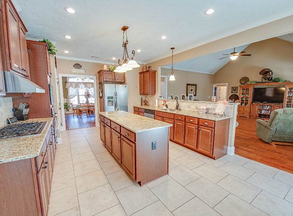 5th image of 221 Bellingham Dr