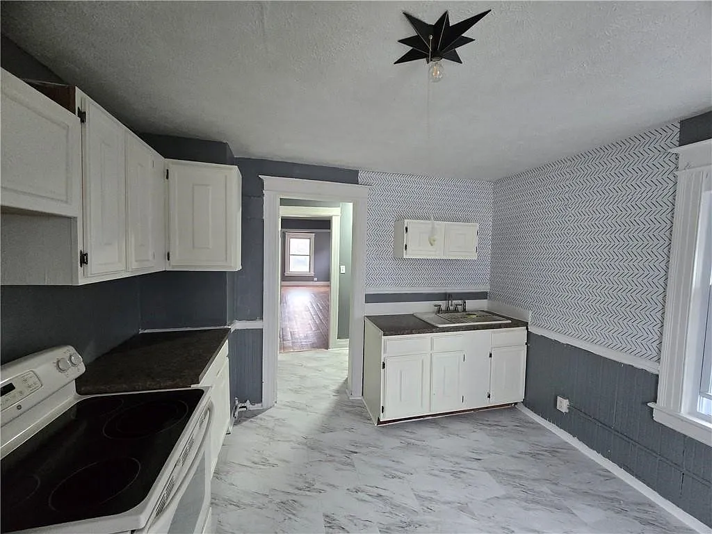 3 bed, 1.0 bath, 2916 sqft, $1,500 — Photo 4
