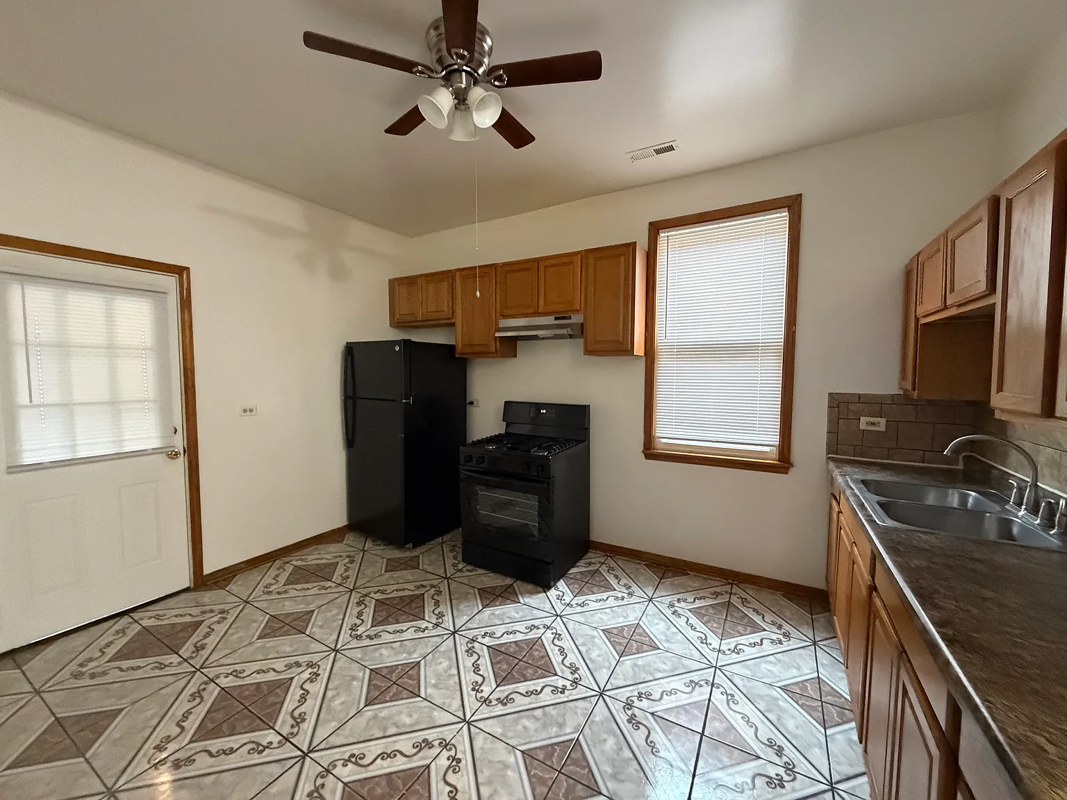 3 bed, 1124 sqft, $1,900 — Photo 2