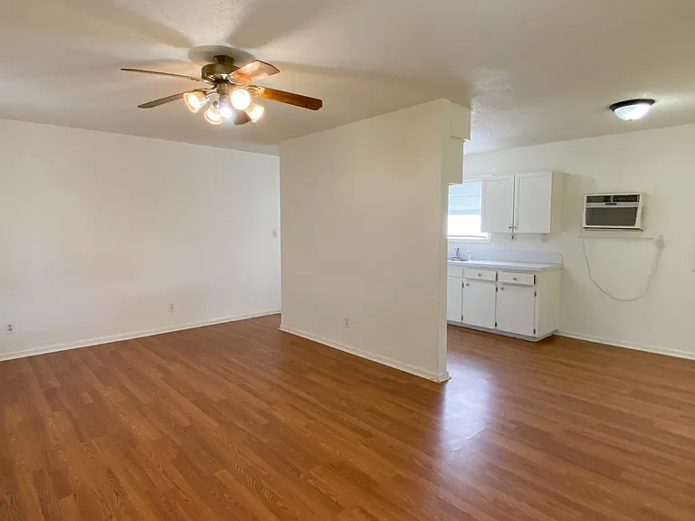 715 Live Oak St — Photo 2