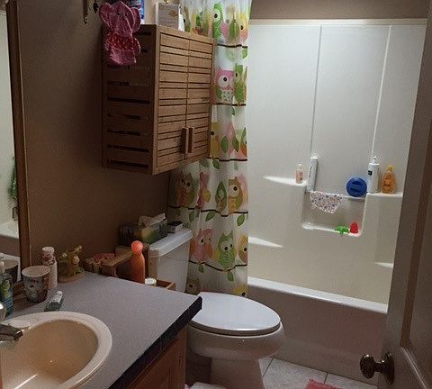 2nd bath has skylight