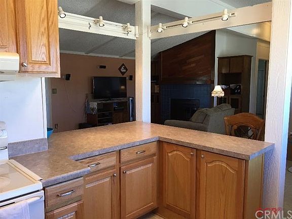 opens up to the living & dining rooms