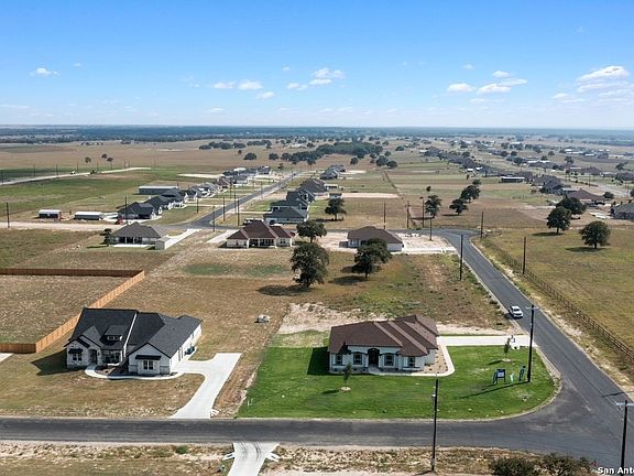 3rd image of 100 Summer Meadow Dr