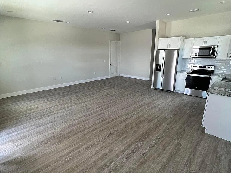647 Jasmine St — Photo 3