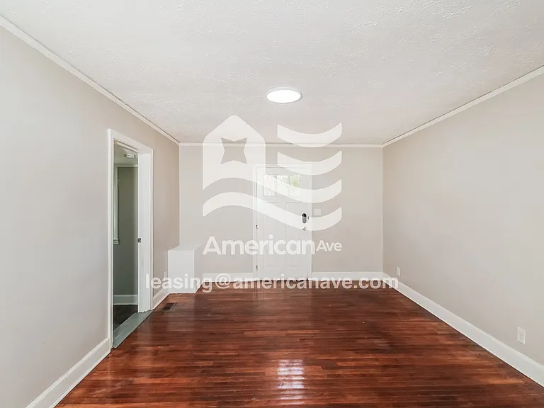 1071921_003_wm_-_living_room_13152941.jpg