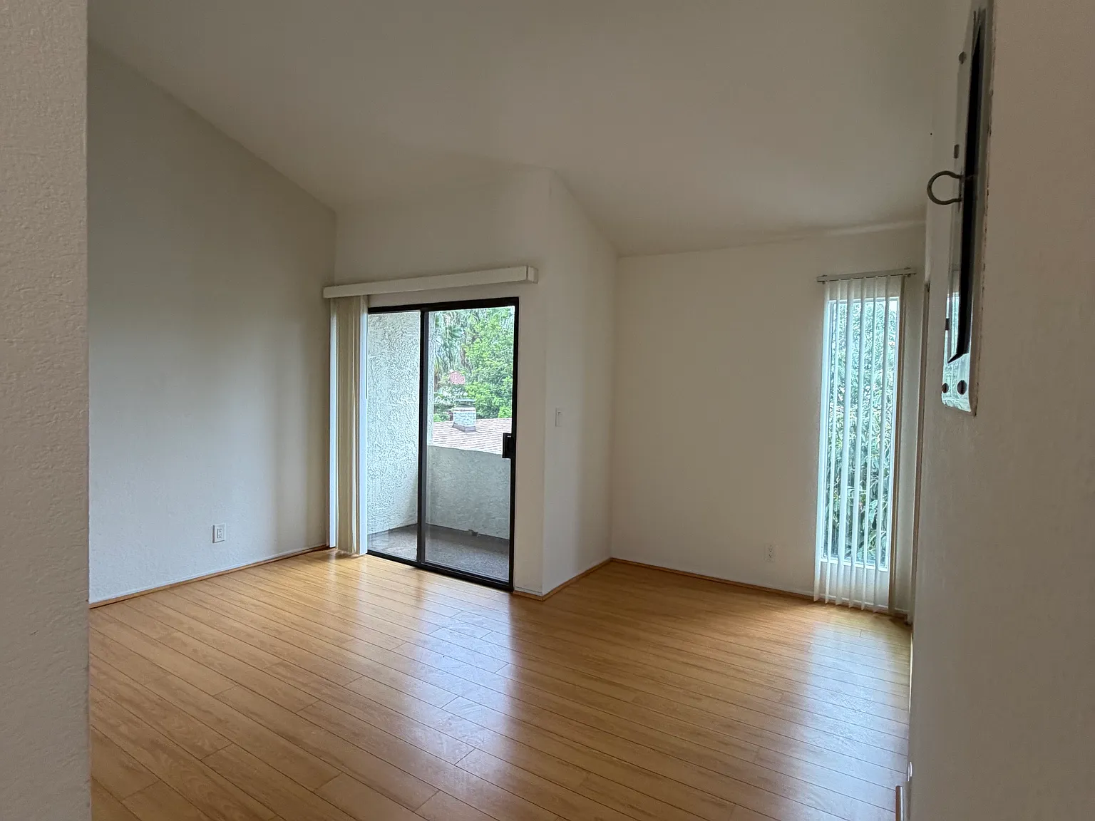 1 bed, 1.5 bath, 800 sqft, $2,100 — Photo 2