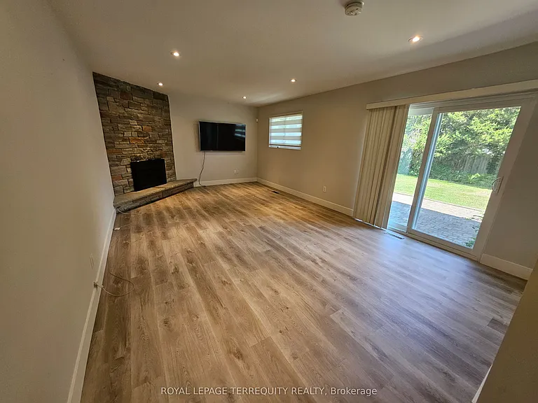 2067 Obeck Cres — Photo 31