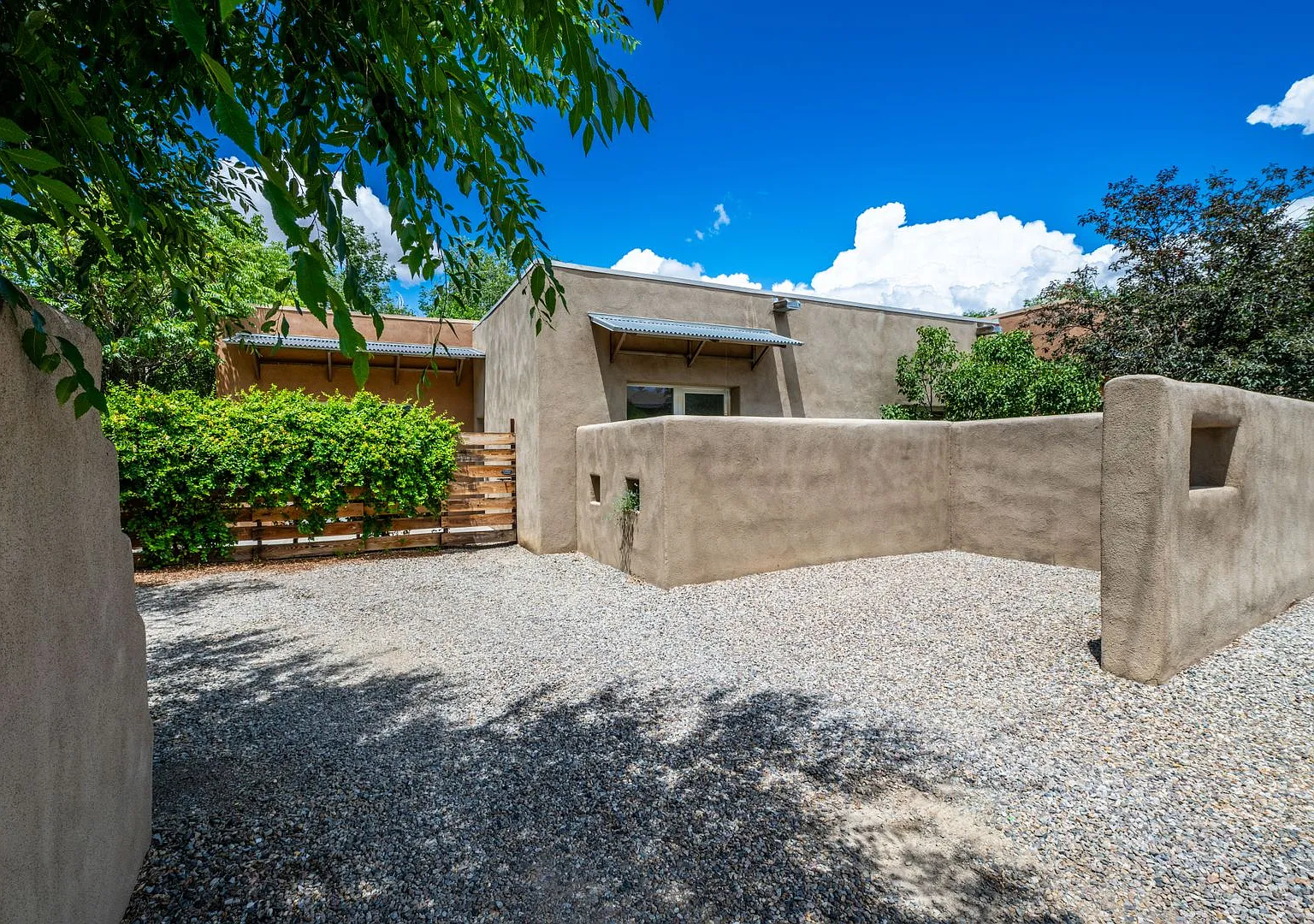 Modern Green Home on Dunlap St. — Photo 2