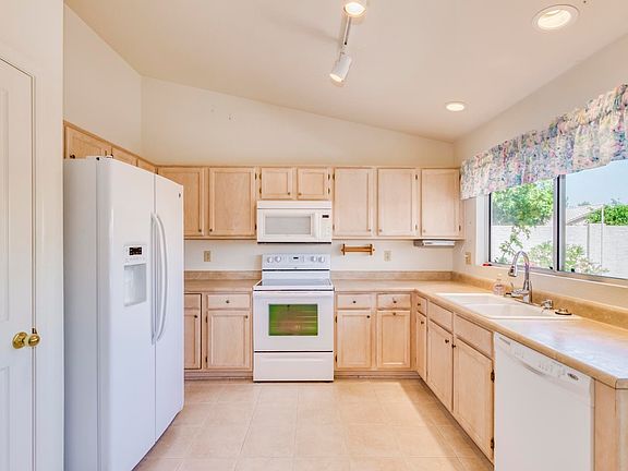 3rd image of 4227 E Vista Dr