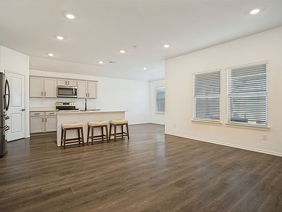 3rd image of 1506 Buckaroo Ln