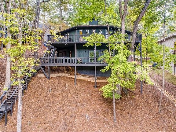 Image 3: Double Decks Offer Great Lake & Mountain Views