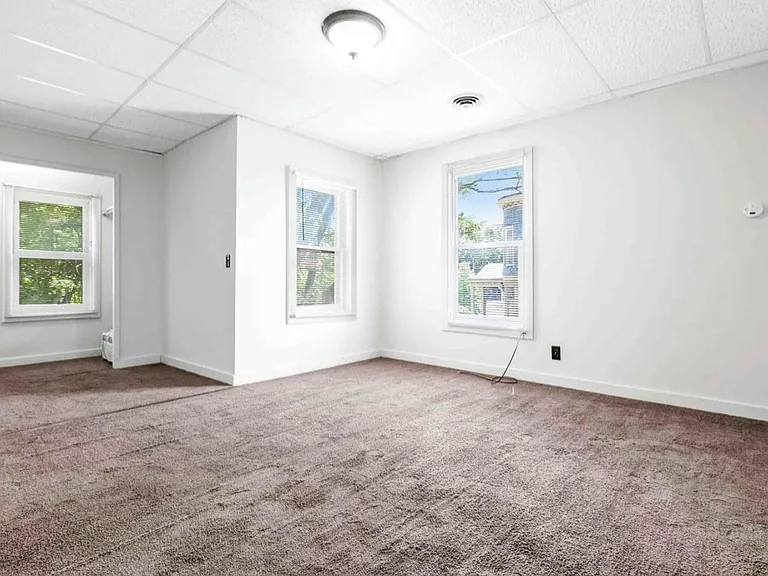 410 E Grove St — Photo 11