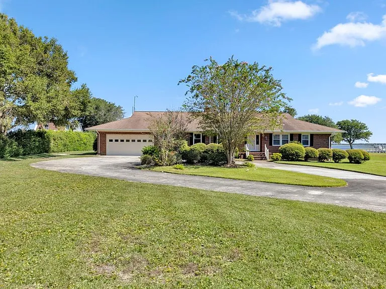 130 Leslie Dr — Photo 3
