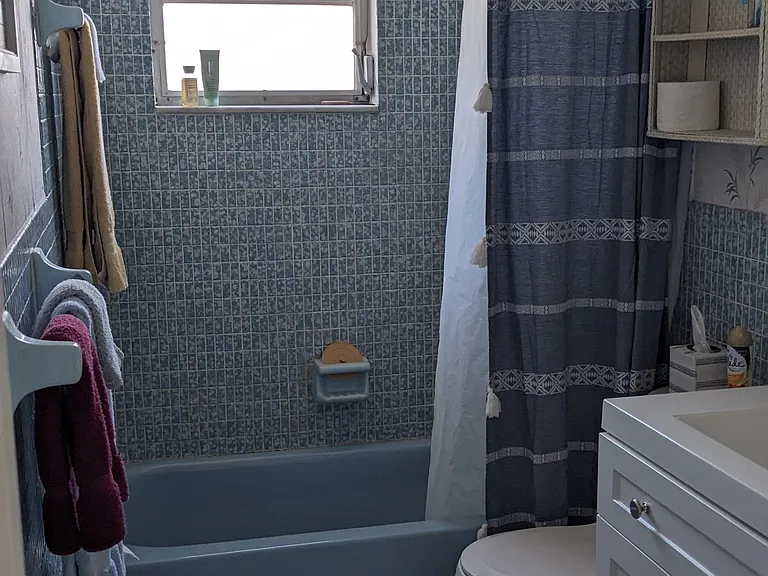 Bathroom in hallway between two bedrooms at each end