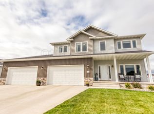 1281 Goldenwood Dr, West Fargo, ND 58078