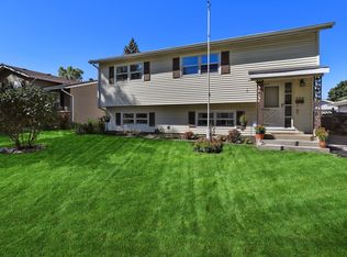 226 N Ridgemoor Ave, Mundelein, IL 60060