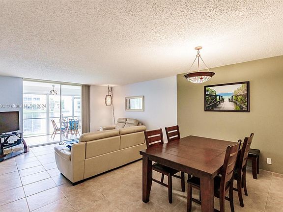 5th image of 424 SE 10th St APT 105